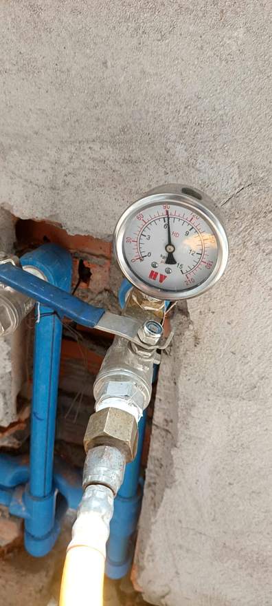 Đồng hồ áp lực và van xả khí