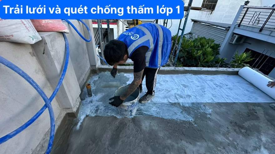 Trải lưới gia cố rồi quét lớp thứ nhất