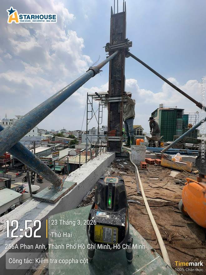 Cốp pha cột đã giằng chống, đo thẳng đứng