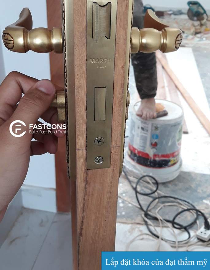 Lắp khoá cửa gỗ