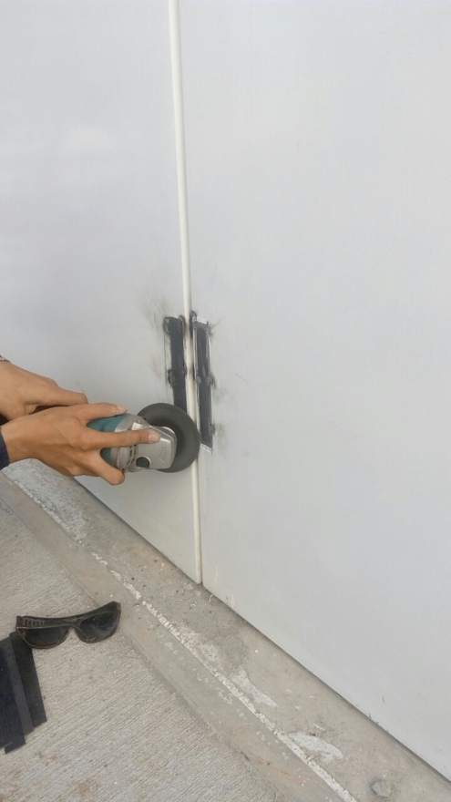 Xả nhám cạnh cửa trước khi sơn PU