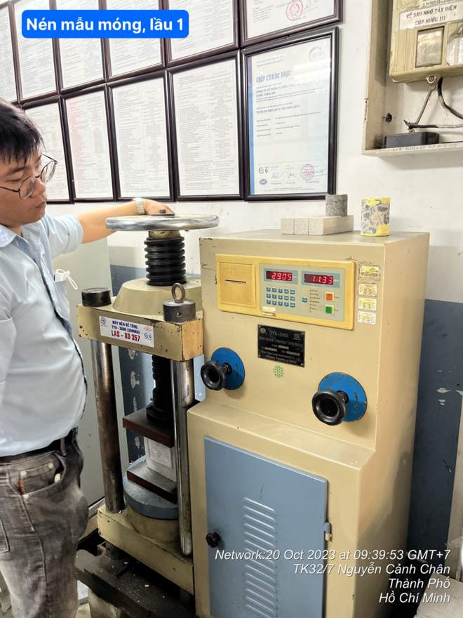 Nén mẫu bê tông tại phòng thí nghiệm