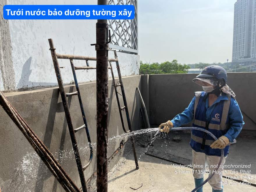 Tưới nước lên tường gạch trước khi xây tiếp