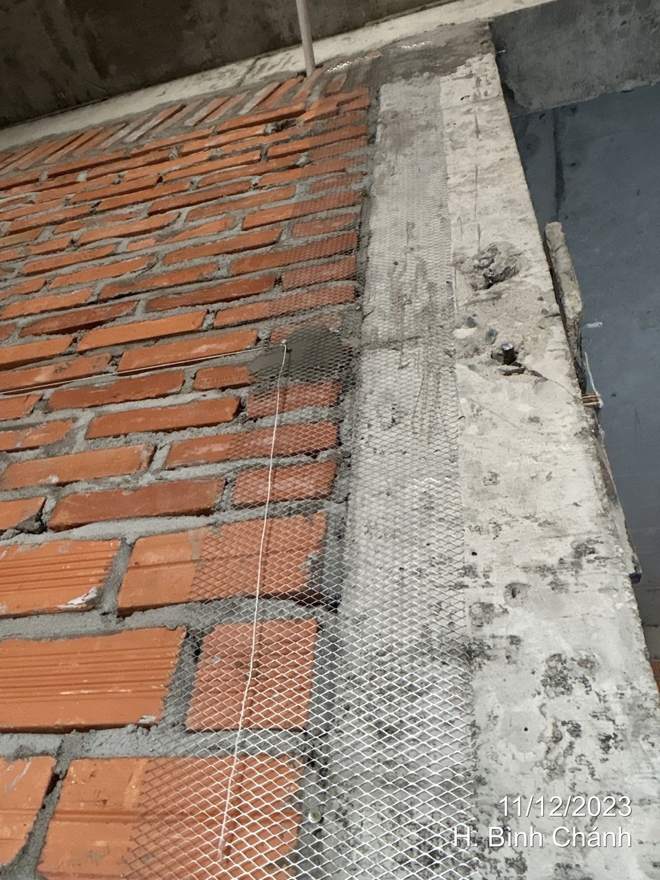 Mép tường – cột có hồ dầu và lưới liên kết