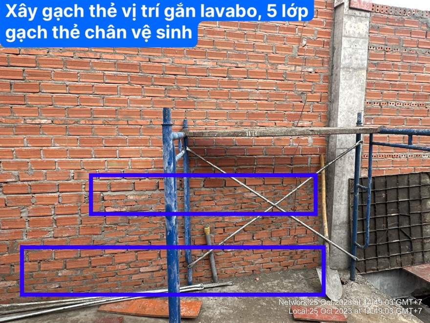 Gạch đinh 5 lớp ở chân tường khu ướt