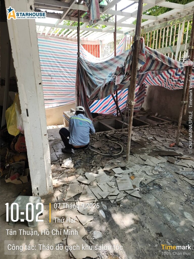 Tháo dỡ gạch nền cũ khu vực tầng trệt