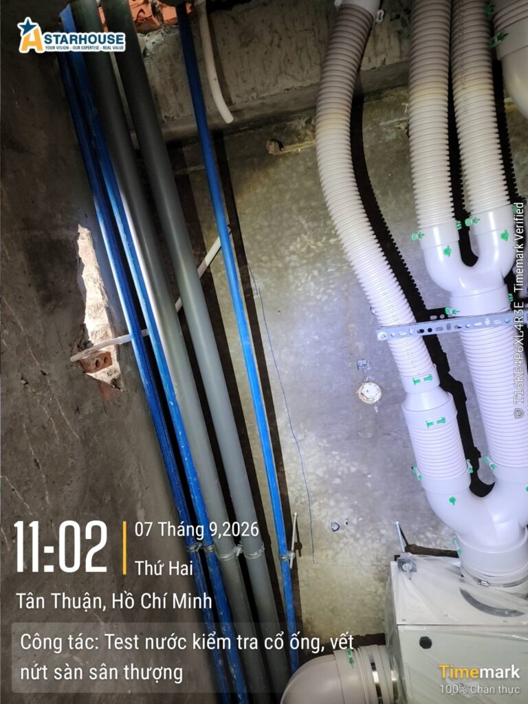 Ống cấp và thoát nước đi trên tường khu kỹ thuật, trước khi tô che