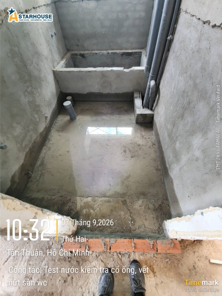Ngâm nước sàn nhà vệ sinh, theo dõi cổ ống thoát xem có rò không
