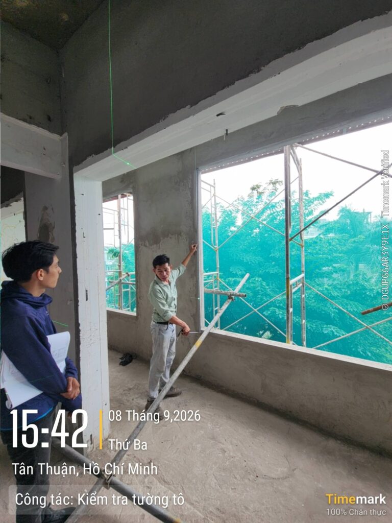 Kỹ sư StarHouse ghi biên bản tại chỗ trong lúc rà thước kiểm tra tường tô