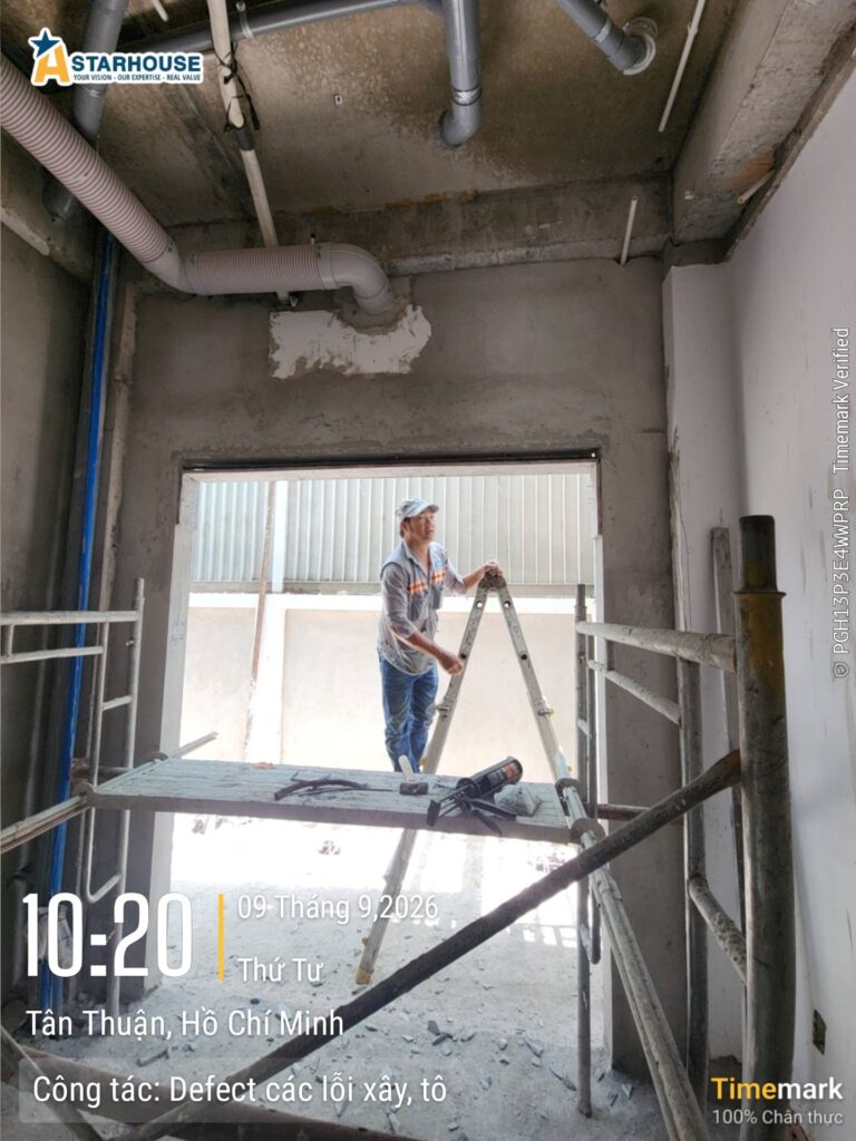Rà soát các lỗi xây và tô ở khu vực cửa lớn bằng thước dài trên giàn giáo