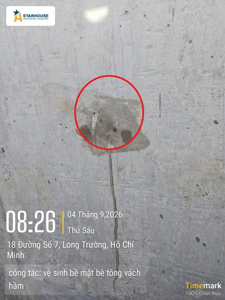Vệt loang ẩm trên mặt bê tông vách hầm — kiểm nguồn thấm trước khi phủ chống thấm