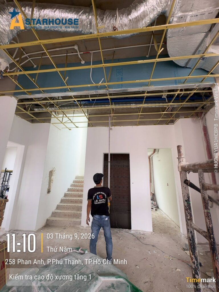 Kiểm tra cao độ xương trần — ghi số đo tại chỗ vào biên bản